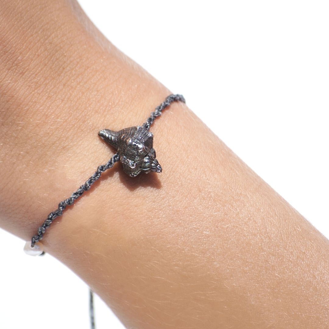 agapi-seastories-seashell-extravaganza-bracelet-macram-gris image 2