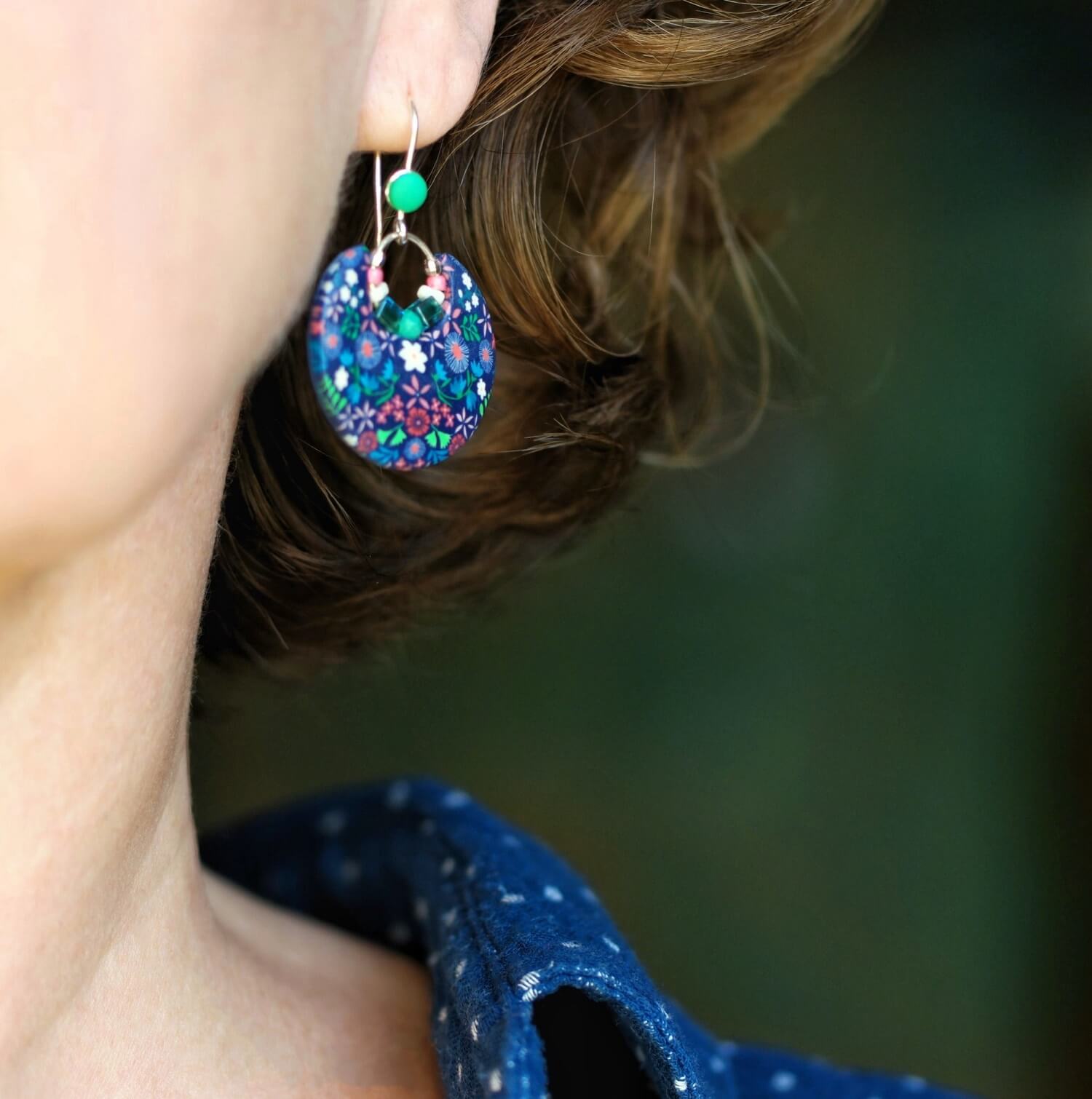 11prunes-nolana-boucles-d-oreilles-rondes-floral-rose-bleu image 2