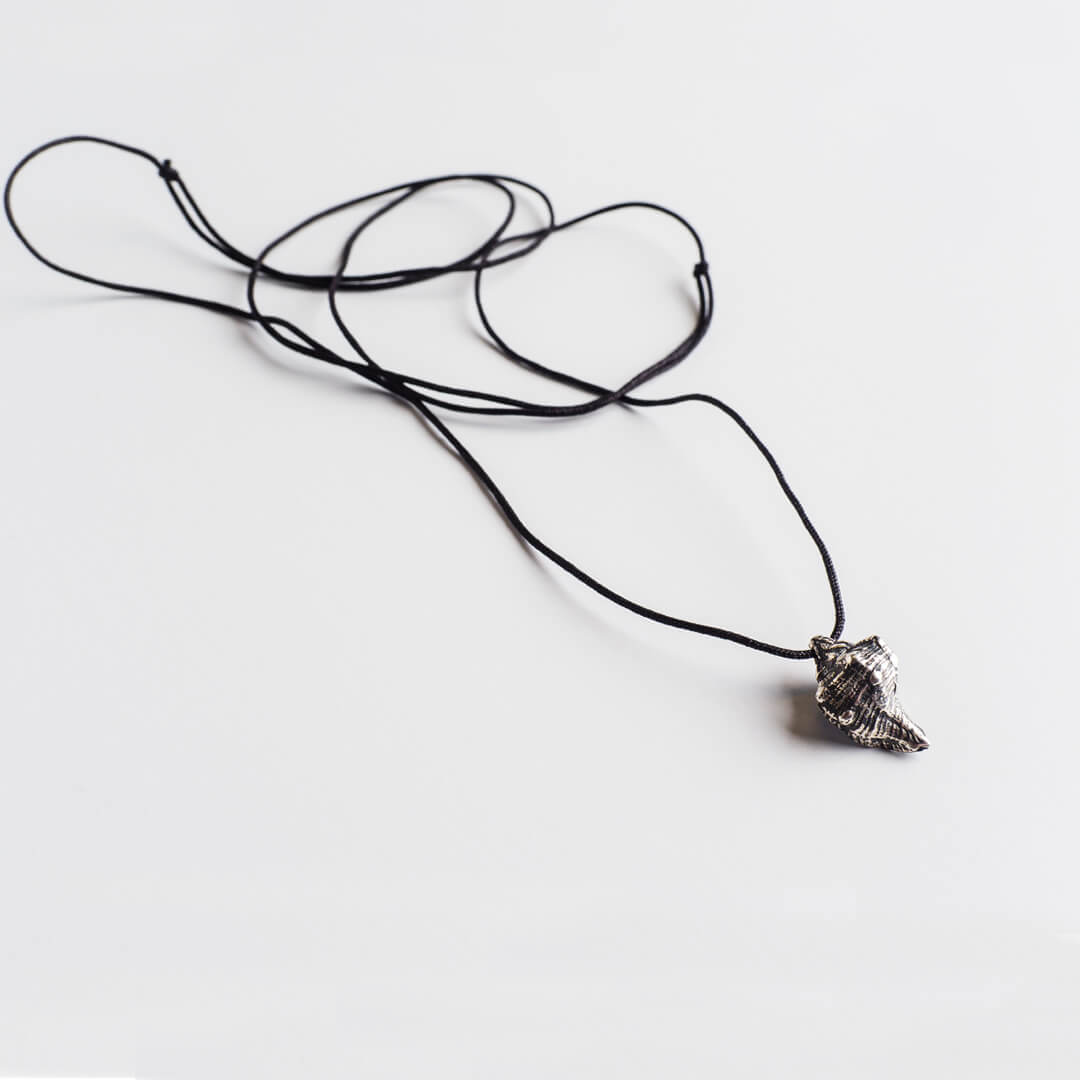agapi-seastories-extravaganza-collier-coquillage-cordon-noir image 1