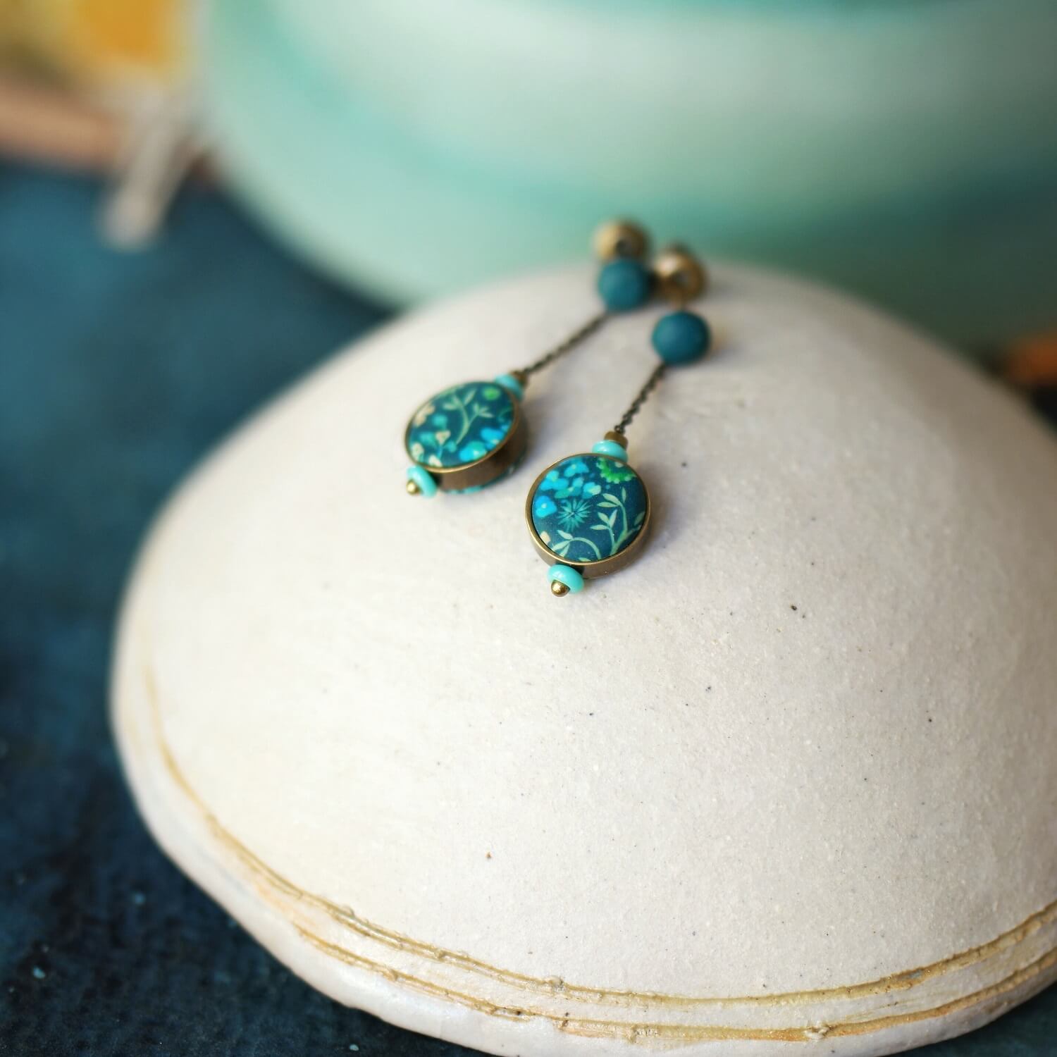 11prunes-amicie-boucles-pendantes-rondes-laiton-floral-vert image 4