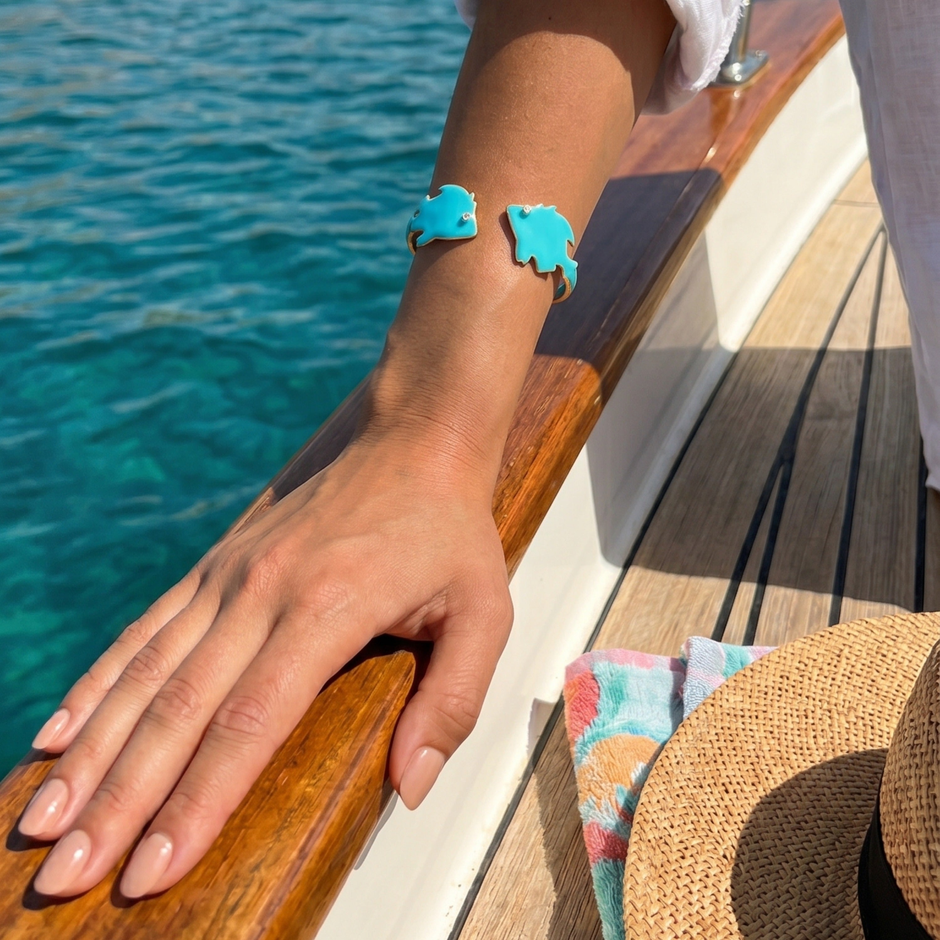agapi-seastories-twin-reef-dancer-bracelet-poisson-bleu-clair image 2