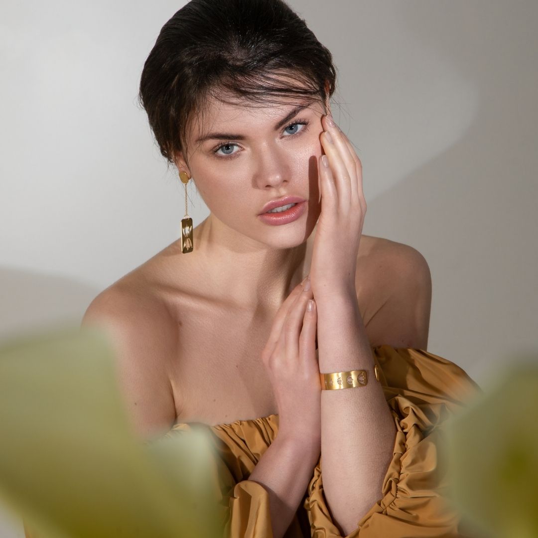 agapi-anthology-waterlily-boucles-pendantes-mail-kaki image 2
