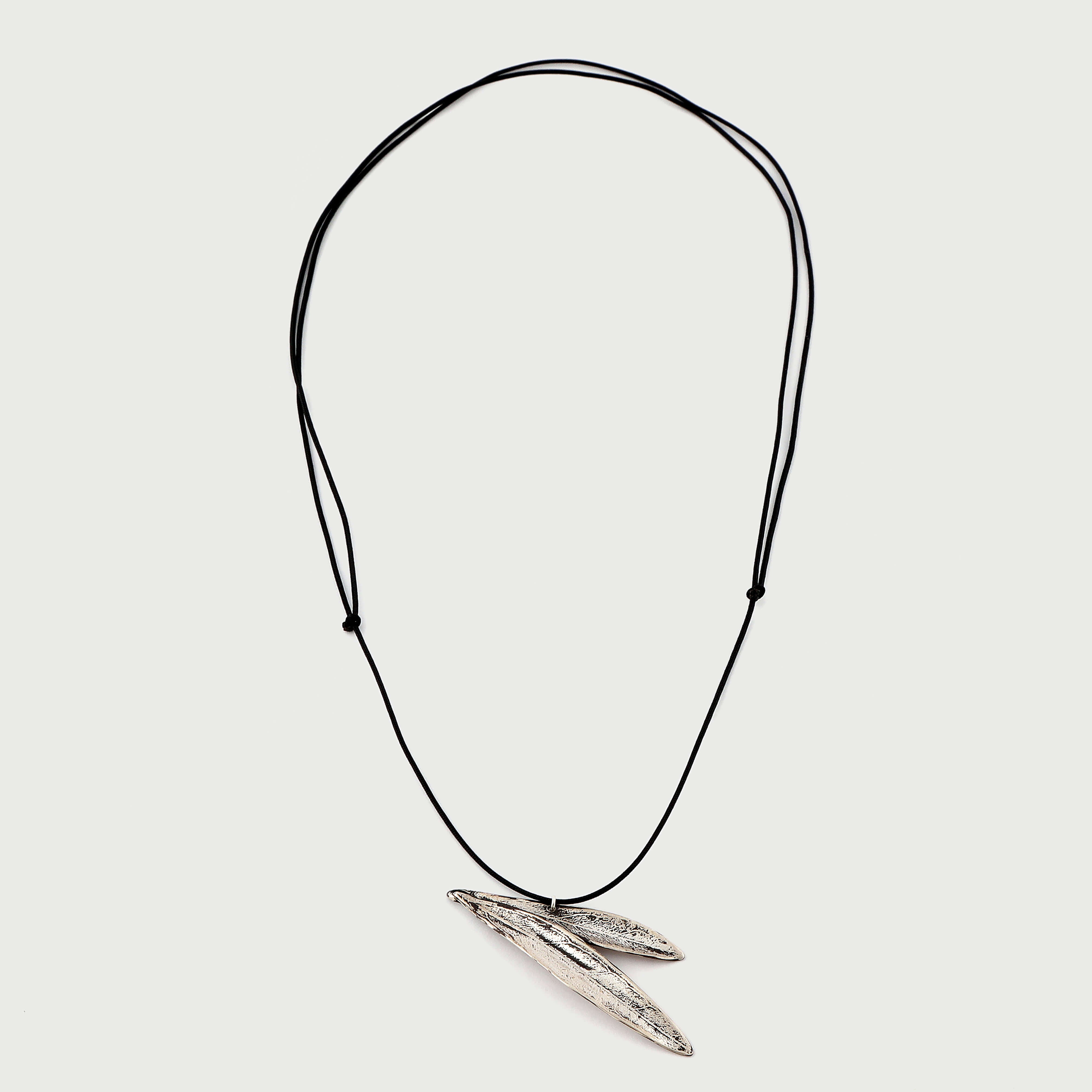 agapi-mediterranean-eirini-collier-feuille-olivier-noir image 3