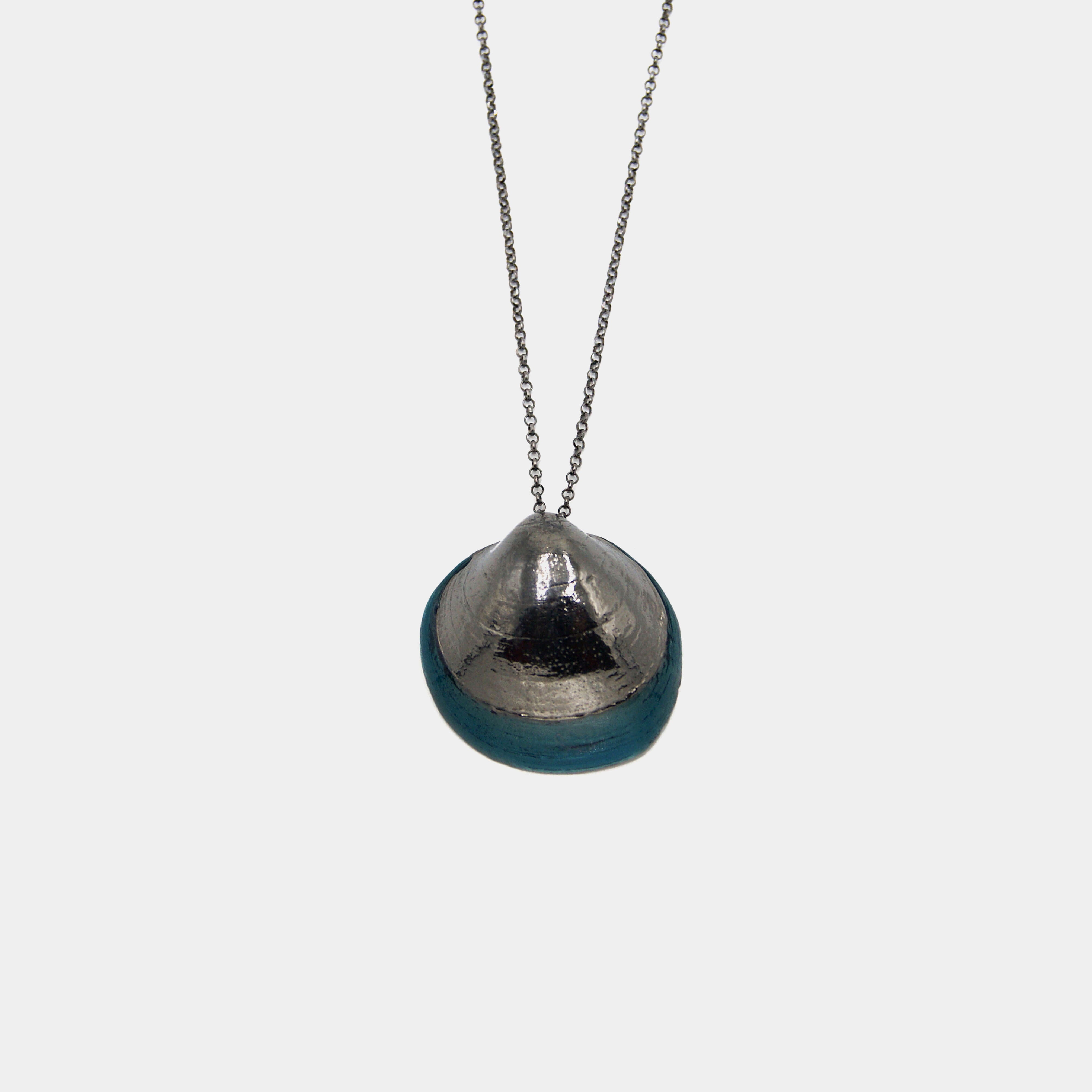 agapi-seastories-king-clam-collier-coquillage-rhodium-noir-turquoise image 1