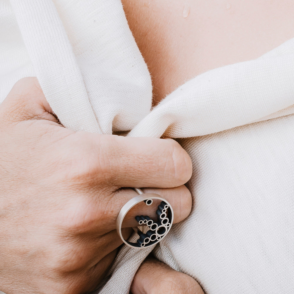emmanuelle-hamet-abysse-bague-argent-patine-noire image 1