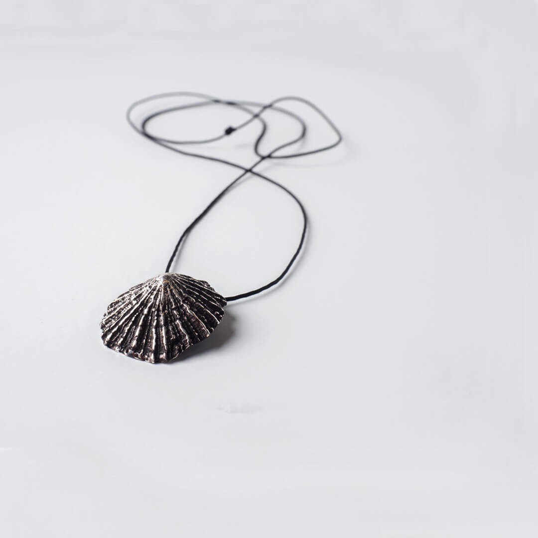 agapi-seastories-big-wild-limpet-collier-cordon-argent-oxyd-noir image 1