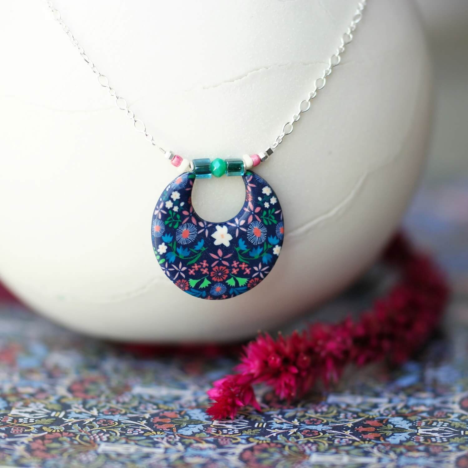 11prunes-nolana-collier-pendentif-rond-floral-bleu-cha-ne-argent image 1