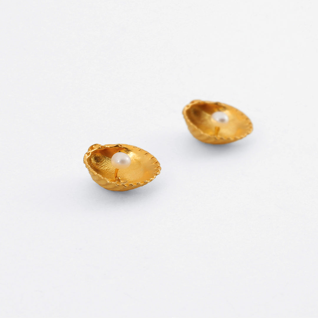 agapi-seastories-oyster-clous-d-oreilles-perle-plaqu-or image 4