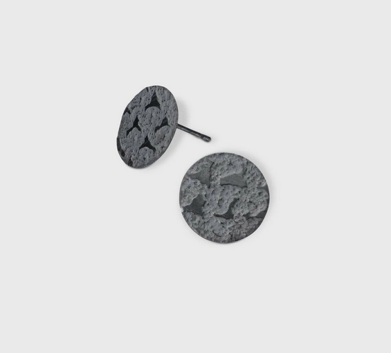 atelier-claire-marie-steinmetz-boucles-moon-puces-argent-noir-12-mm image 1