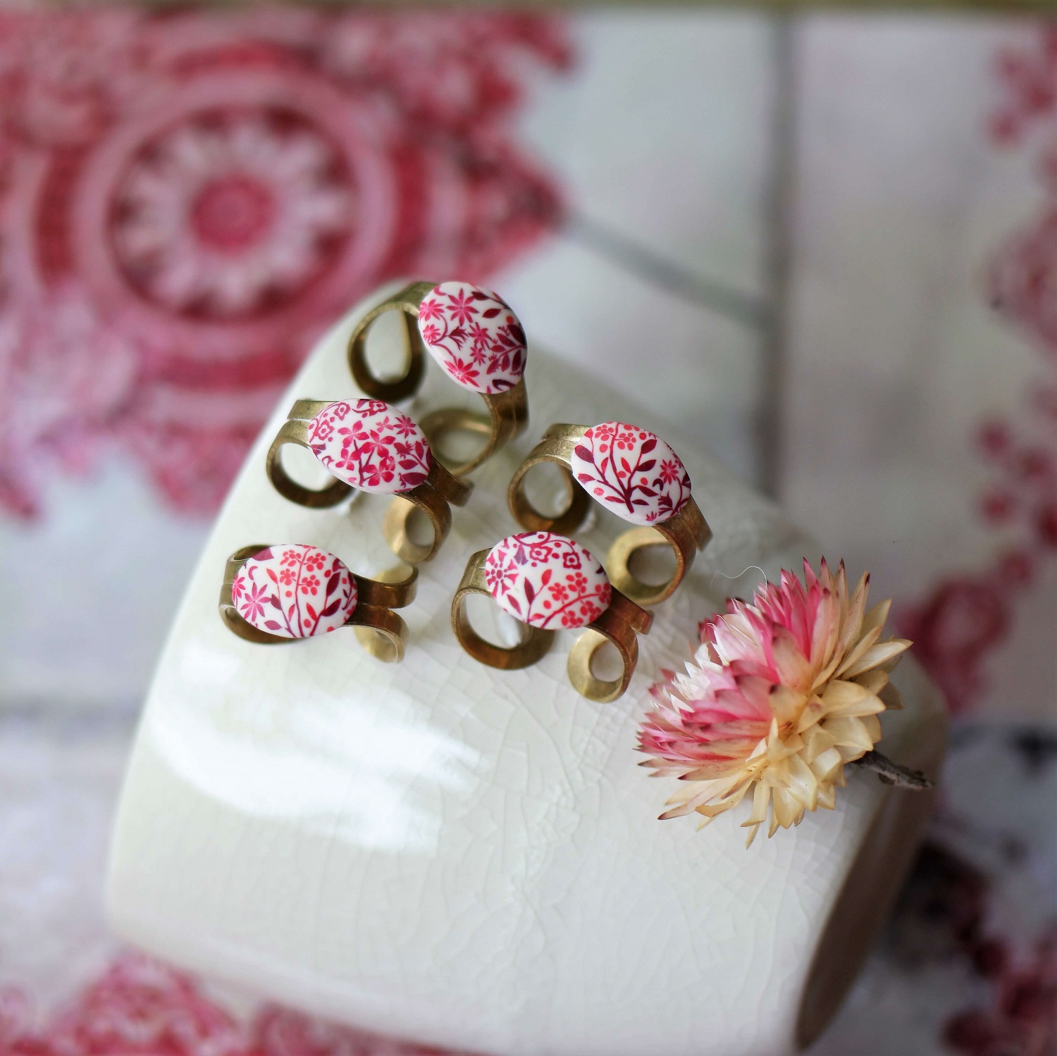 11prunes-astrance-bague-laiton-cabochon-floral-rouge-ajustable image 4