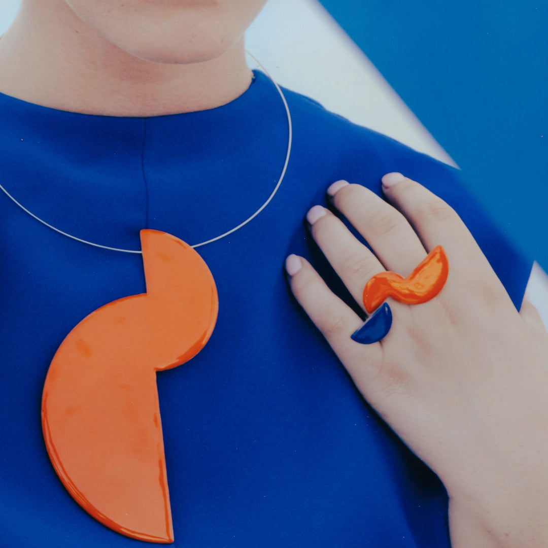 agapi-bau-jewels-balanced-bague-cercle-mail-orange-bleu image 2
