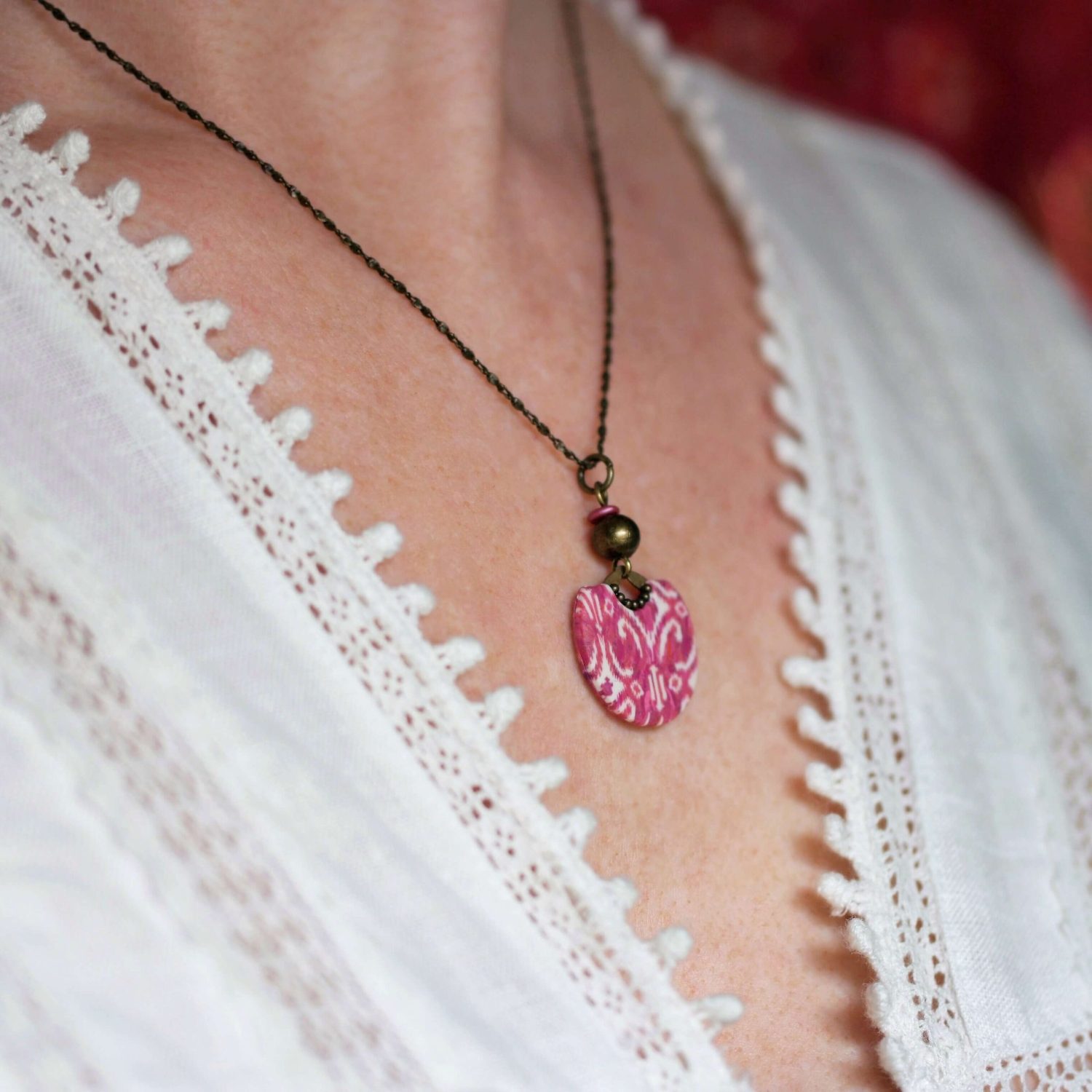 11prunes-nilufar-collier-laiton-pendentif-ikat-magenta-42-cm image 2