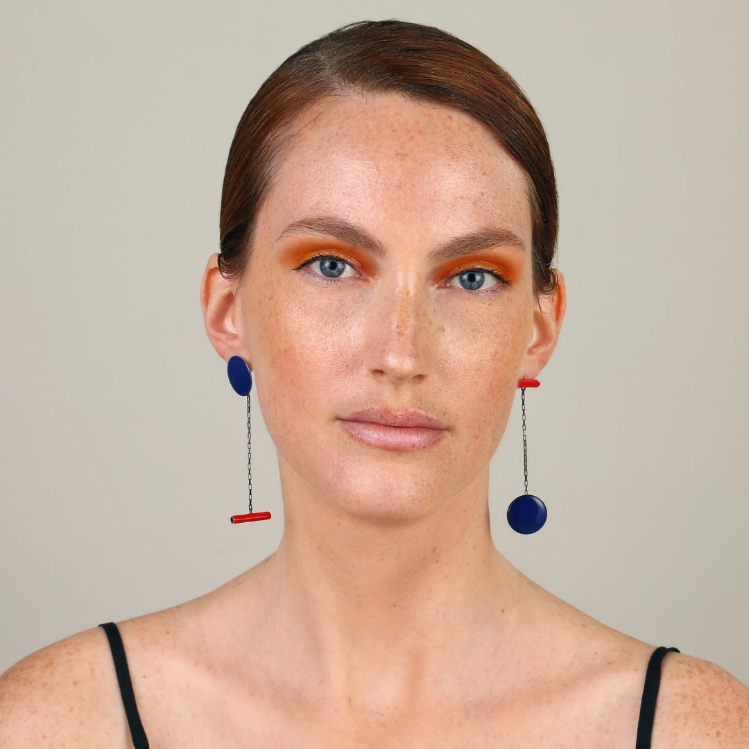 agapi-bau-jewels-circle-in-line-boucles-pendantes-rouge-bleu image 2
