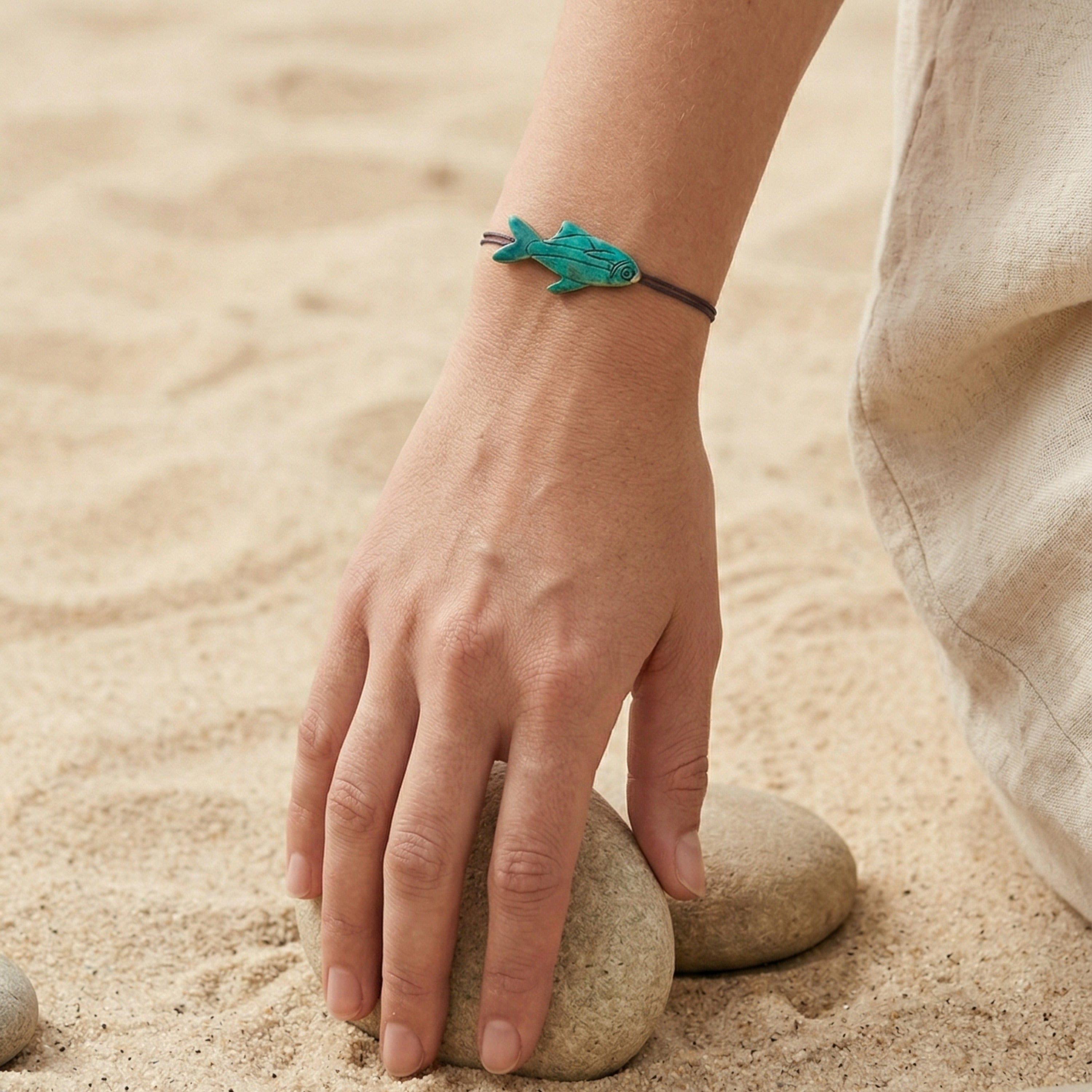 agapi-the-fish-neon-fish-bracelet-turquoise-mail-macram image 2