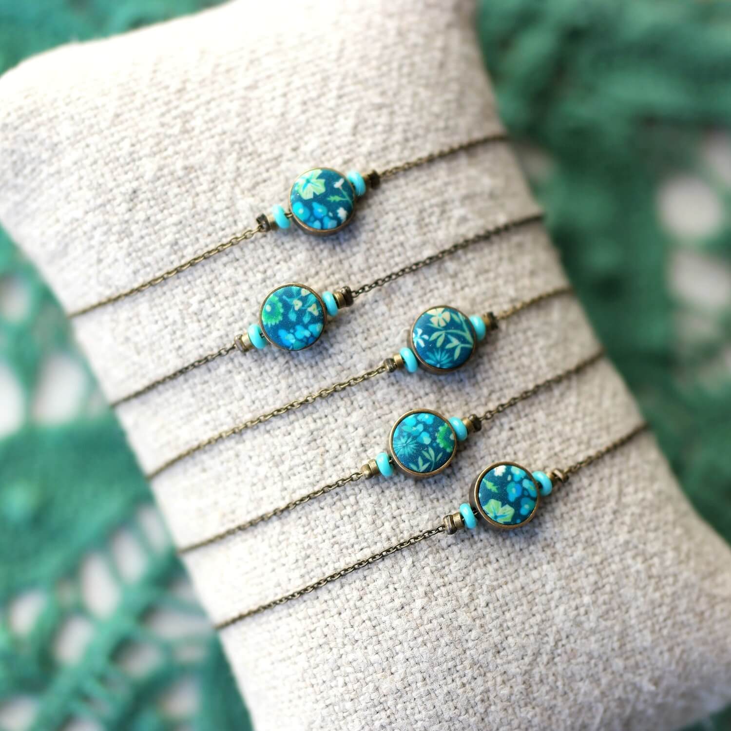 11prunes-amicie-bracelet-fin-floral-vert-laiton-cabochon-8-mm image 4