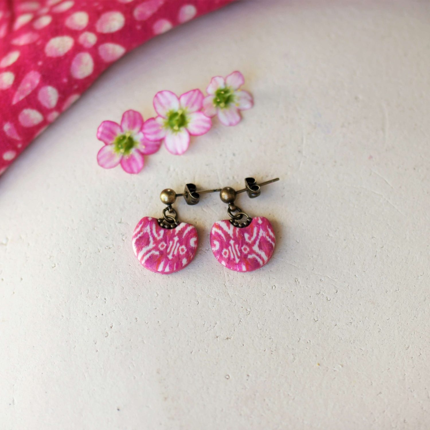 11prunes-nilufar-petites-boucles-d-oreilles-ikat-magenta image 3