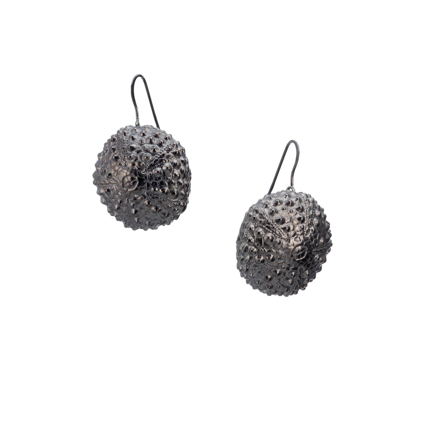 agapi-seastories-big-urchin-boucles-pendantes-oursin-rhodium-noir image 1