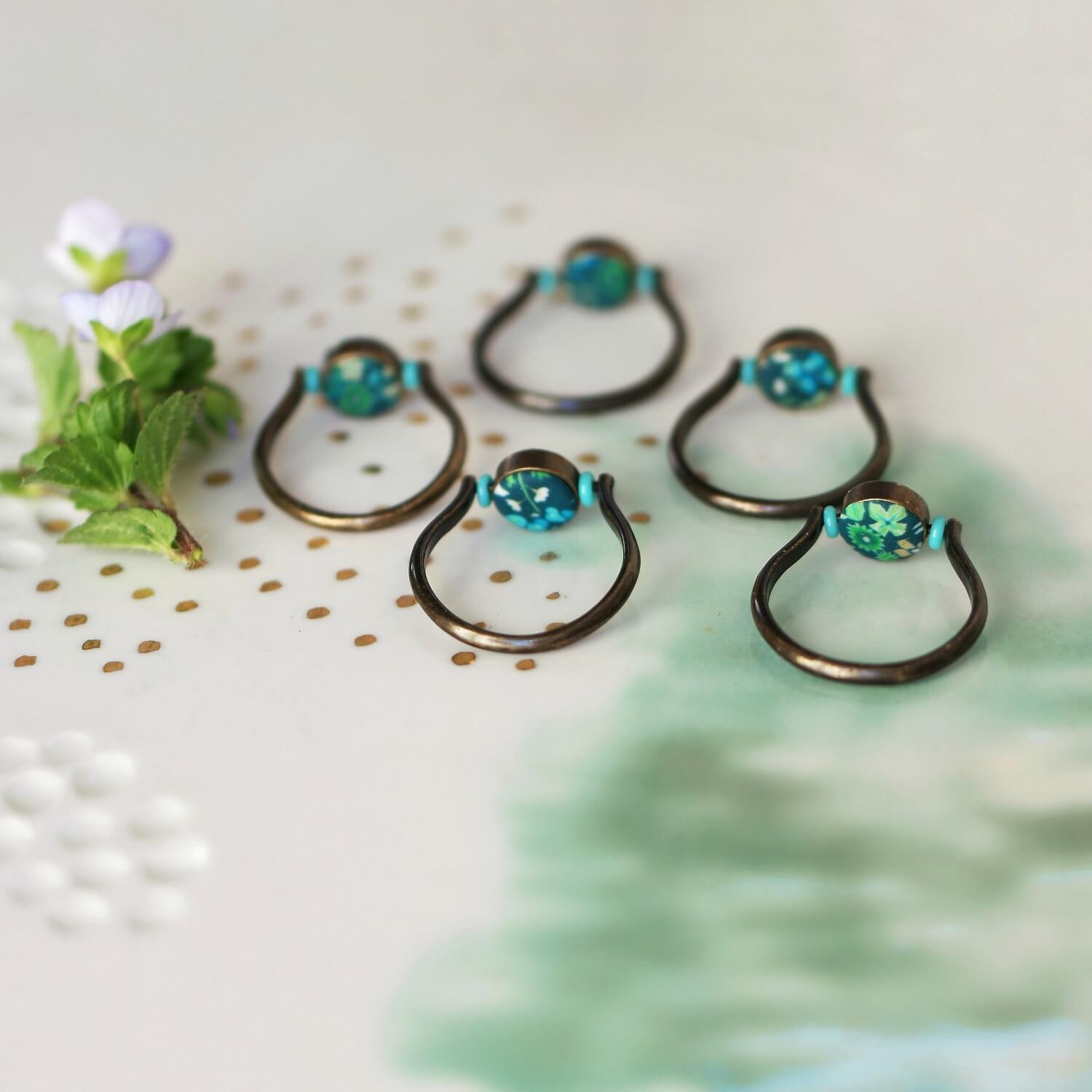 11prunes-amicie-bague-fine-cabochon-floral-vert-laiton-t54 image 3