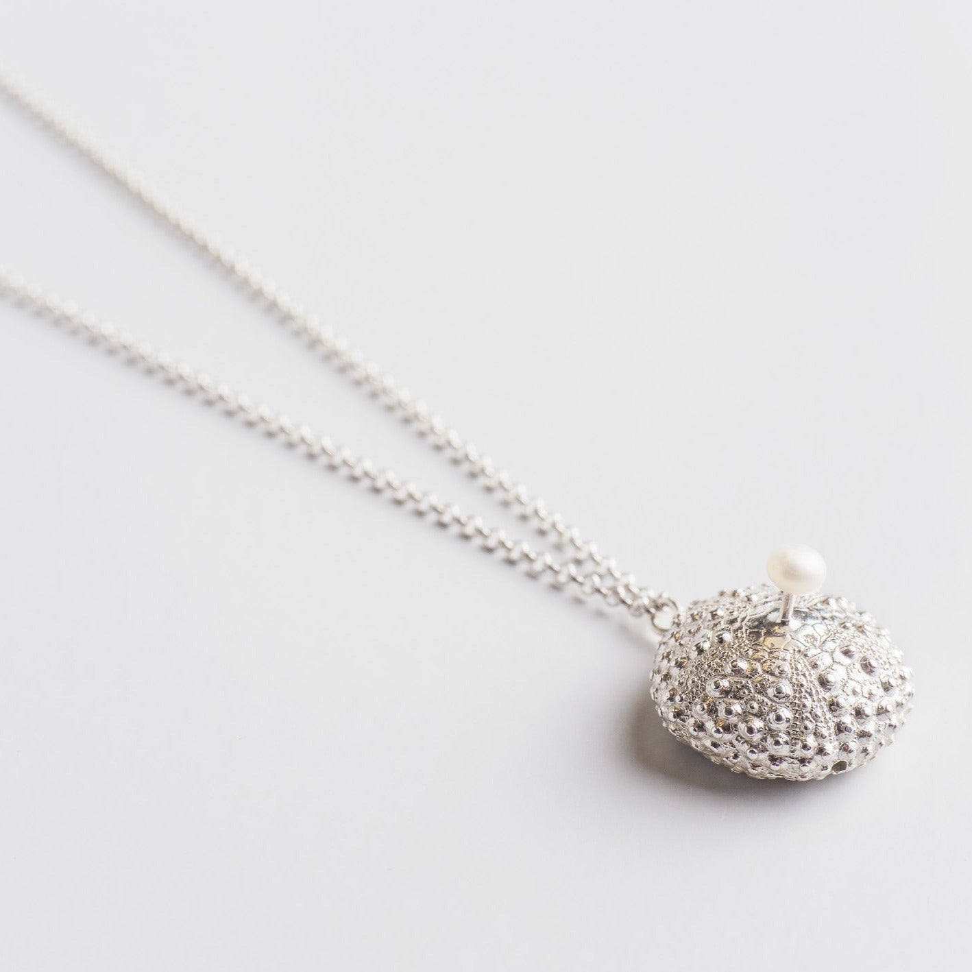 agapi-seastories-urchin-collier-argent-perle-eau-douce image 1