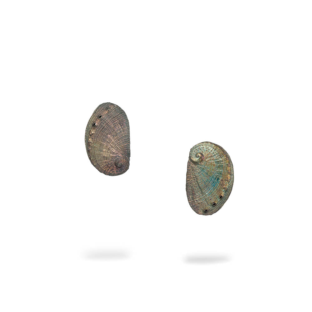 agapi-seastories-ear-shell-clous-d-oreilles-patine-arc-en-ciel image 1