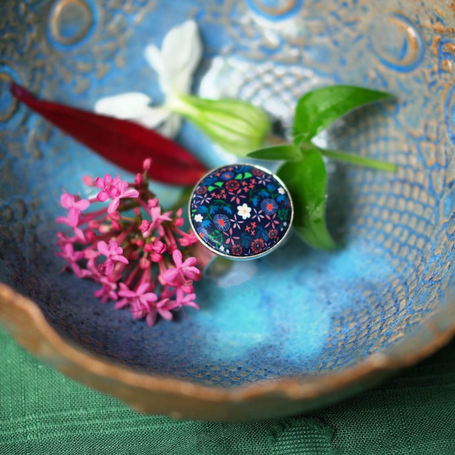 11prunes-nolana-bague-cabochon-floral-bleu-rose-argent-925-ajustable image 2