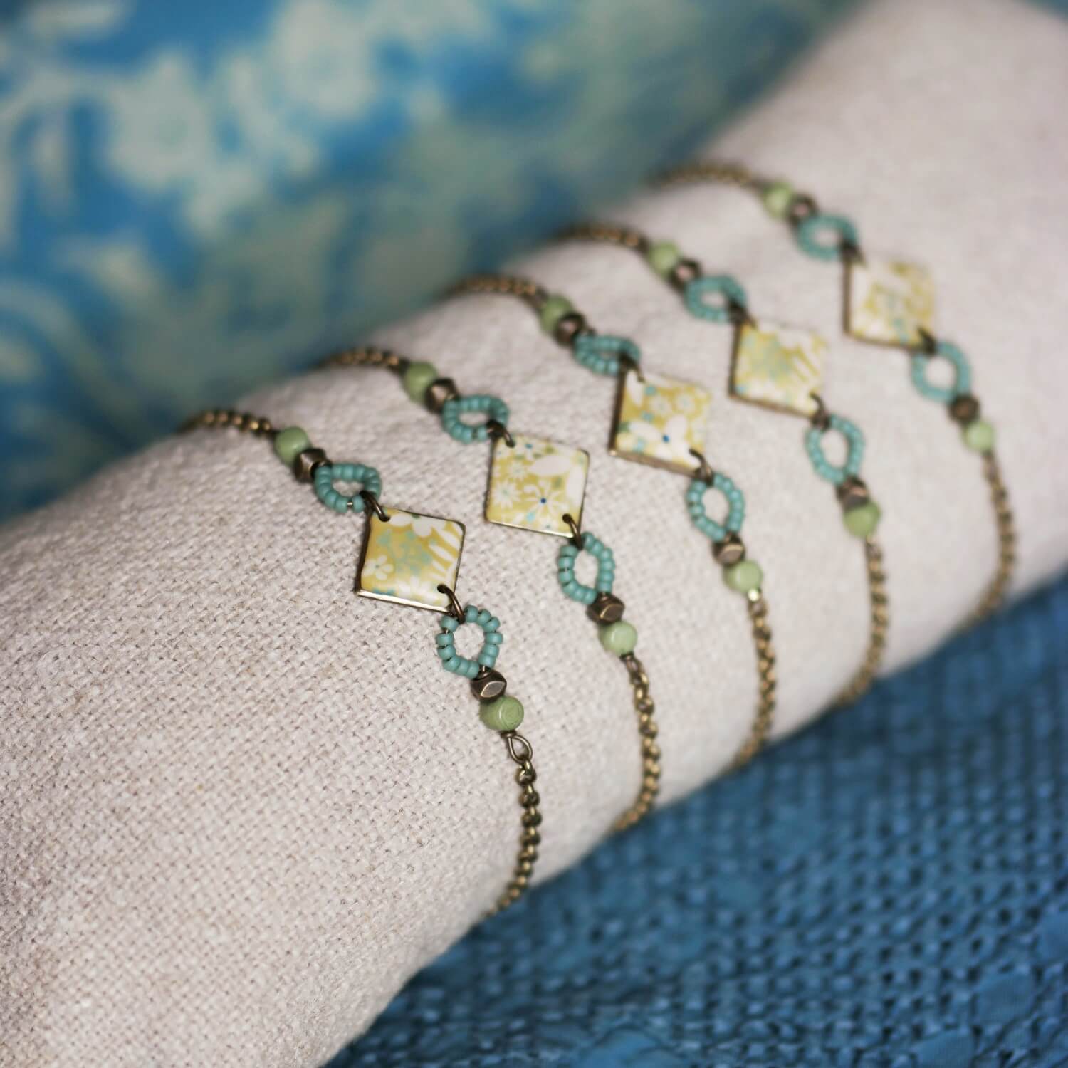 11prunes-fibigie-bracelet-carr-floral-jaune-perles-bleues image 5