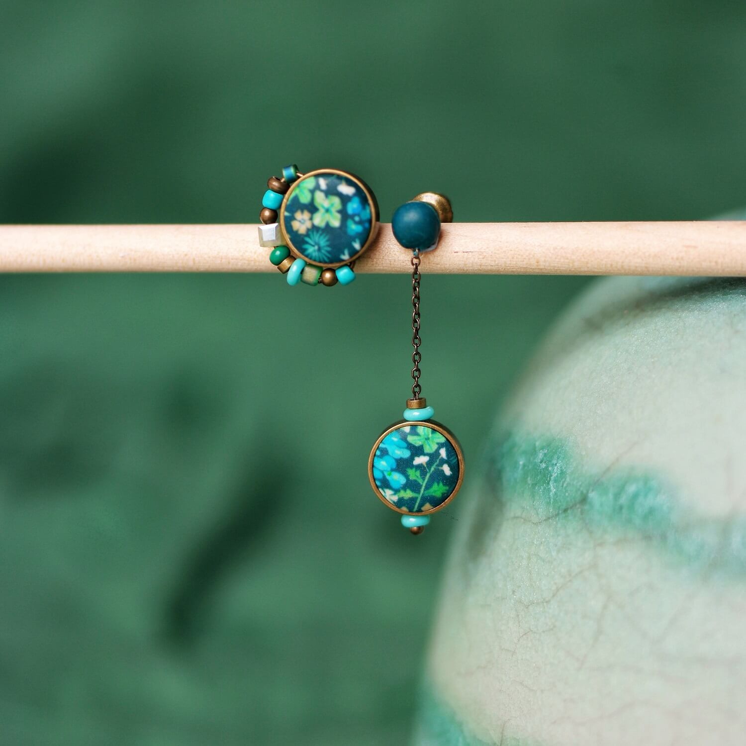 11prunes-amicie-boucles-d-oreilles-asym-triques-floral-vert image 1