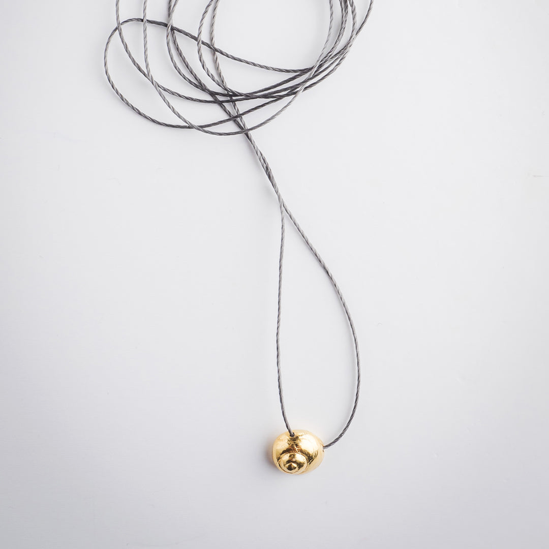 agapi-seastories-sea-snail-collier-cordon-dor-argent-925-perles image 3