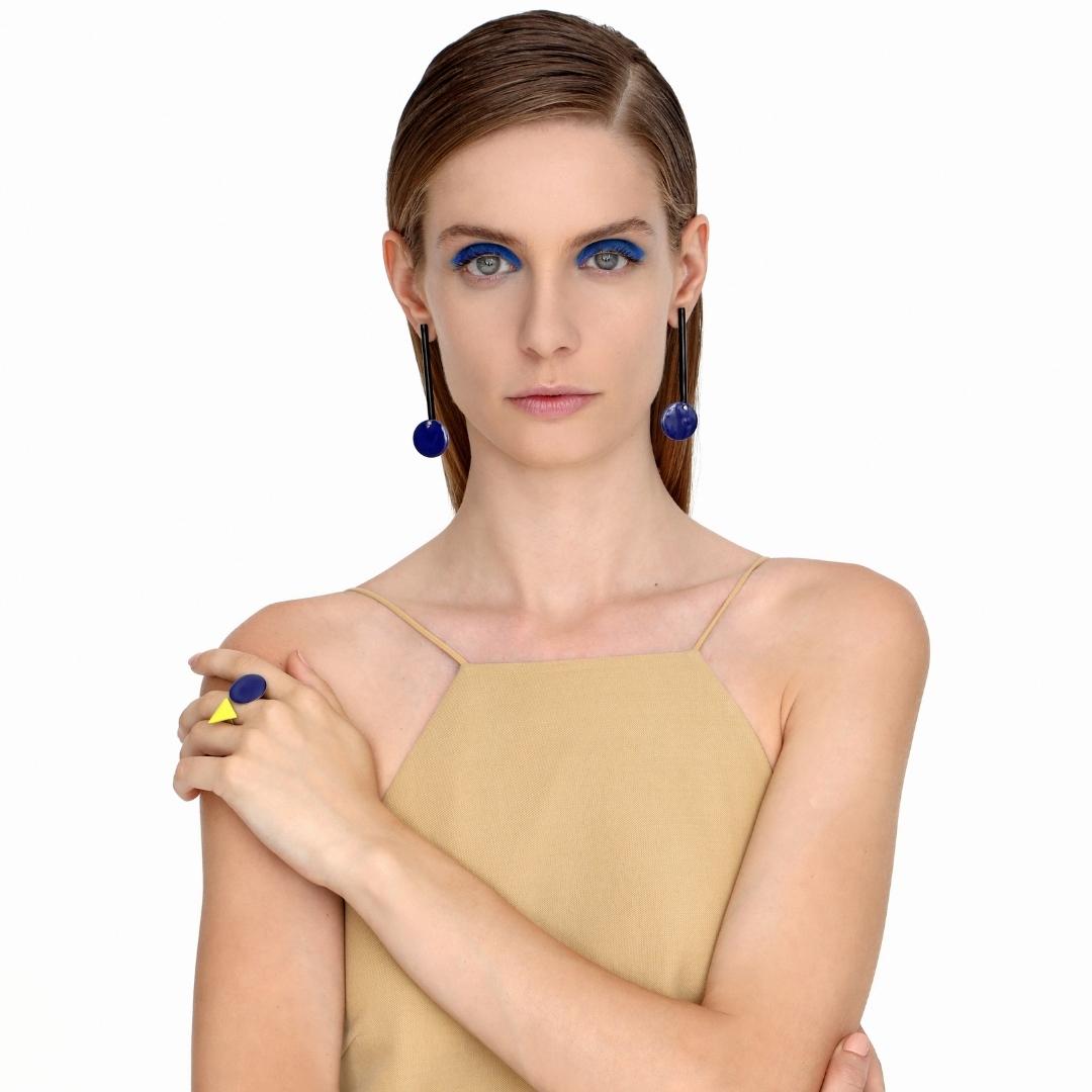 agapi-bau-jewels-cercle-triangle-bague-jaune-bleu image 4