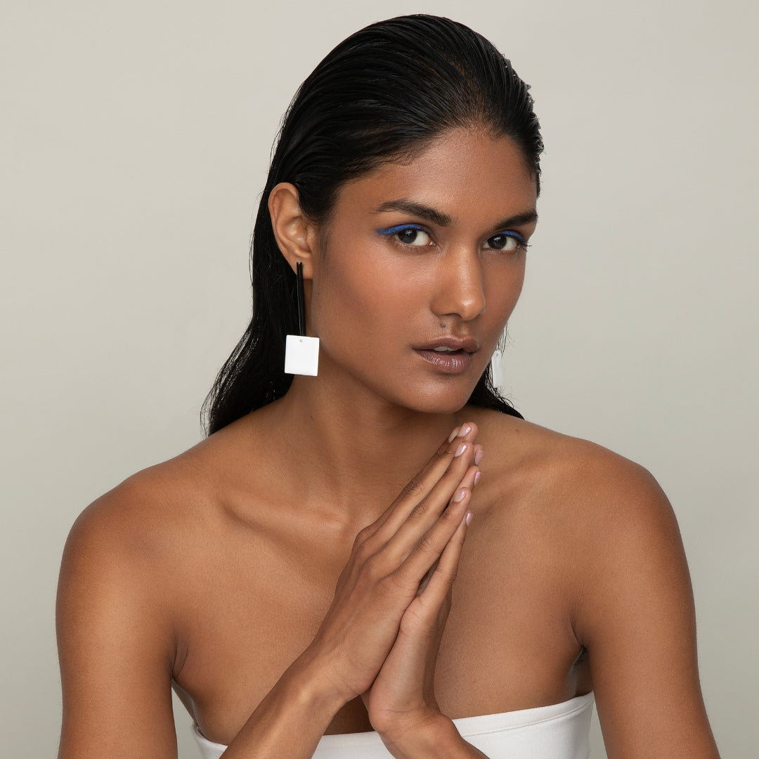 agapi-bau-square-boucles-oreilles-mail-blanc-10-cm image 2