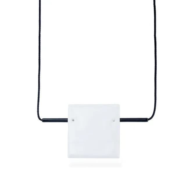 agapi-bau-square-collier-cordon-carr-blanc-mail-45-cm image 1