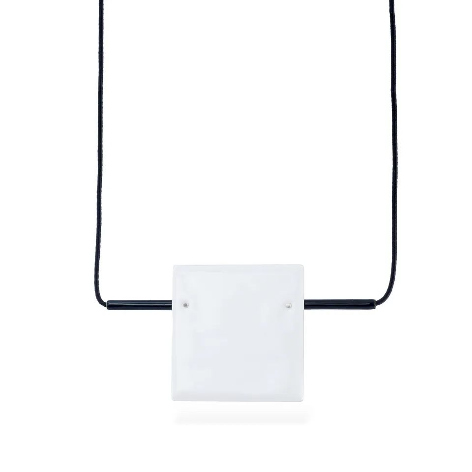 agapi-bau-square-collier-cordon-carr-blanc-mail-45-cm image 1