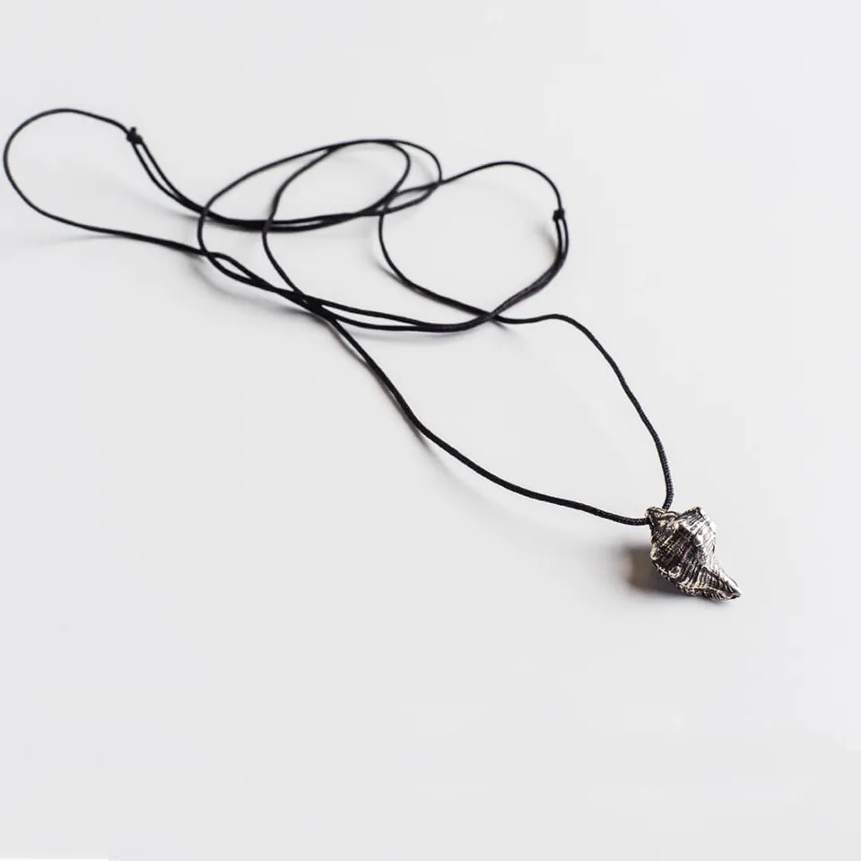 agapi-seastories-extravaganza-collier-coquillage-cordon-noir image 1