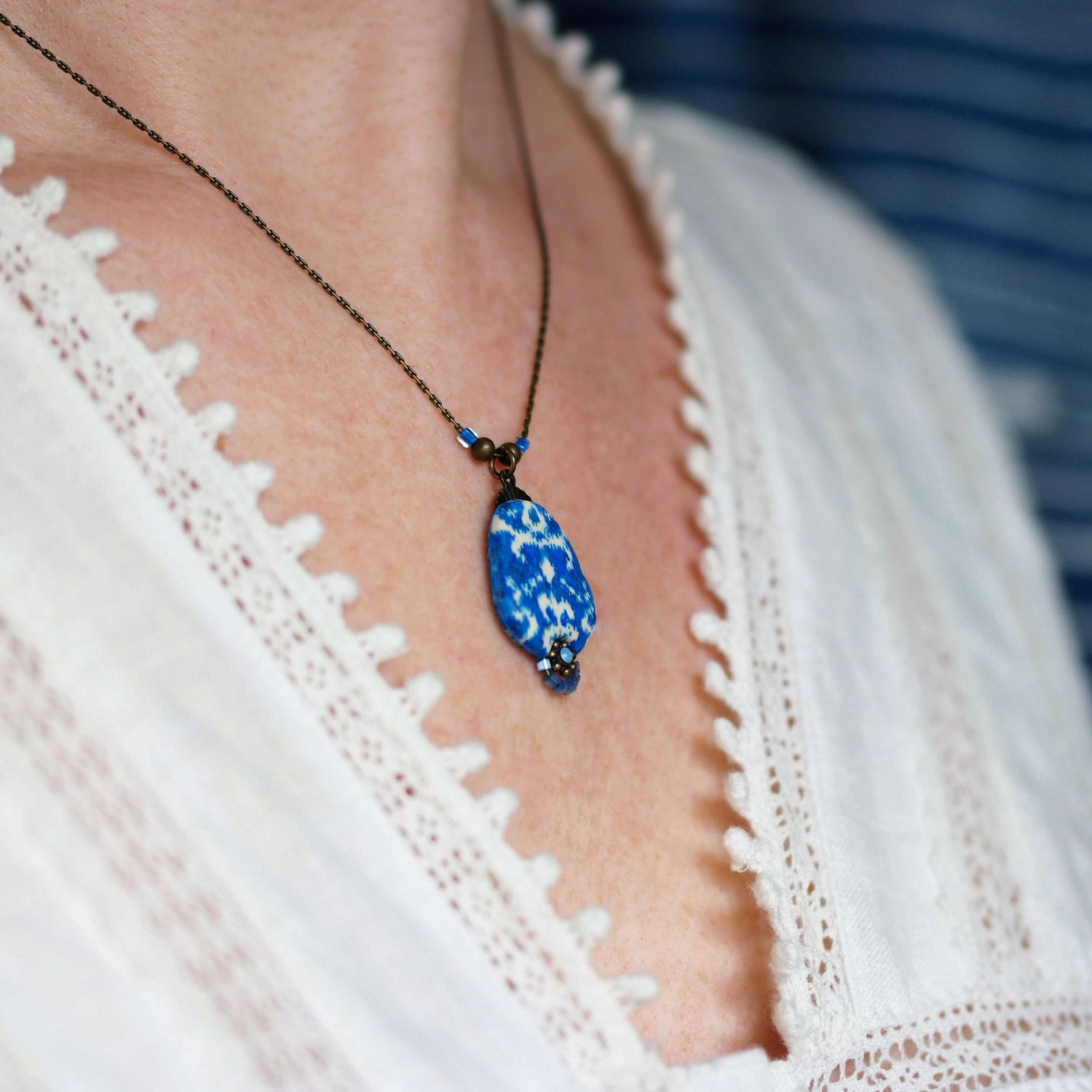 11prunes-nilufar-collier-pendentif-ikat-bleu-en-laiton image 1