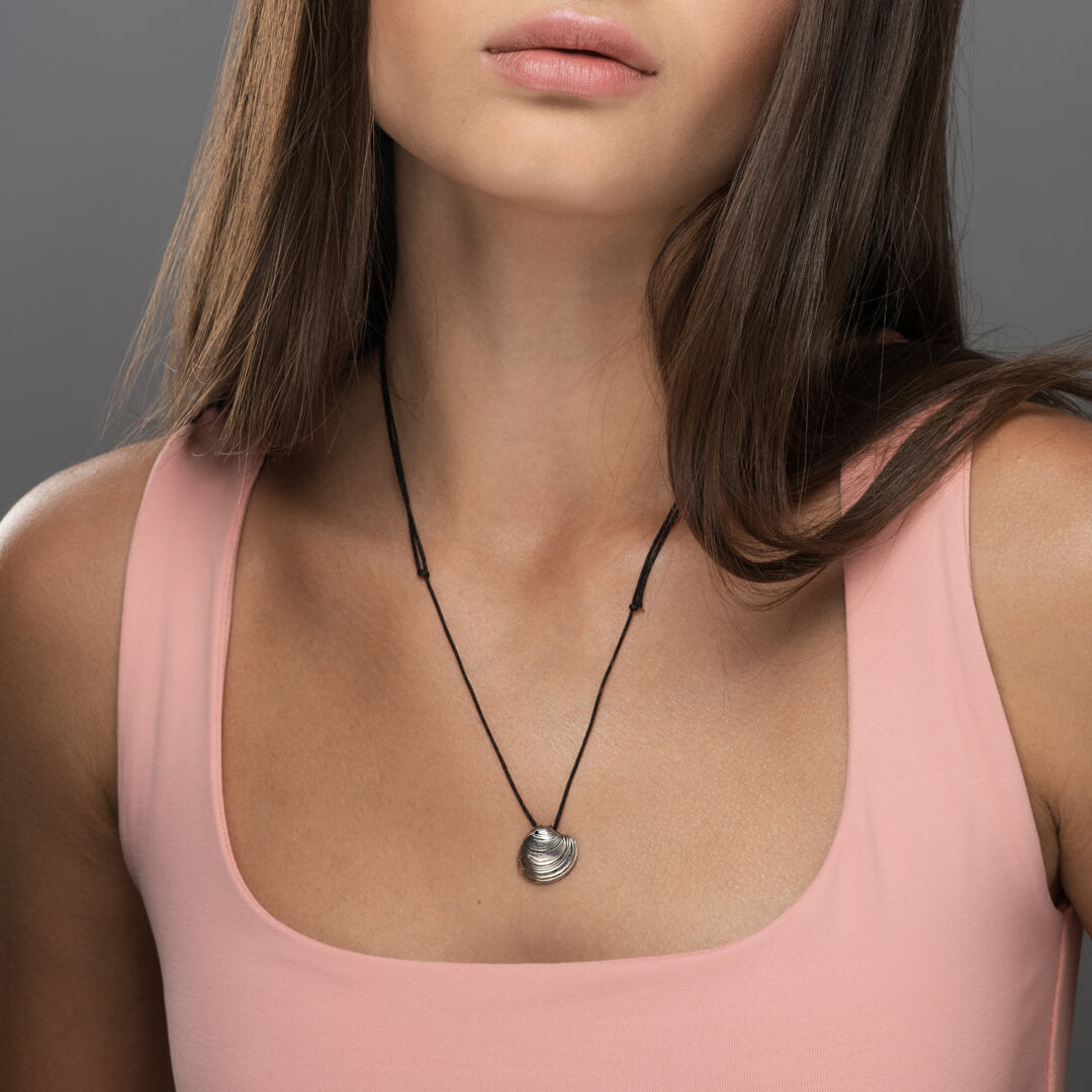 agapi-seastories-master-clam-collier-cordon-argent-noir image 4