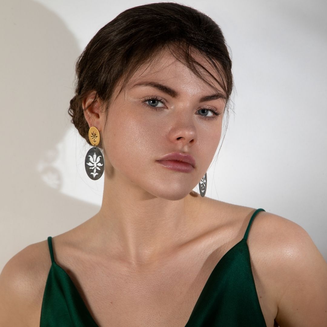 agapi-anthology-pelargonium-boucles-d-oreilles-pendantes-dor-rhodium-noir image 3