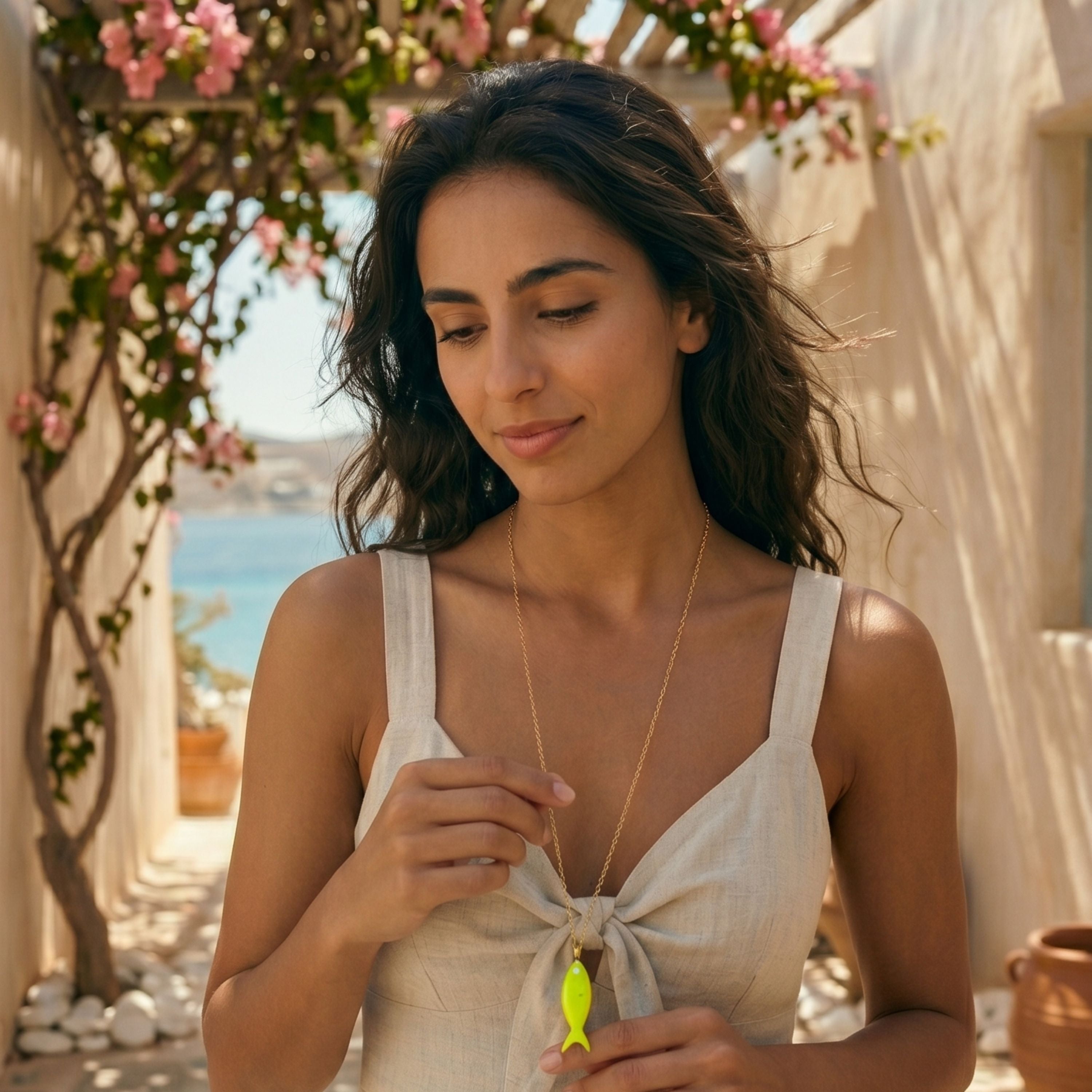 agapi-the-fish-collier-chaine-longue-poisson-jaune-fluo-mail image 2
