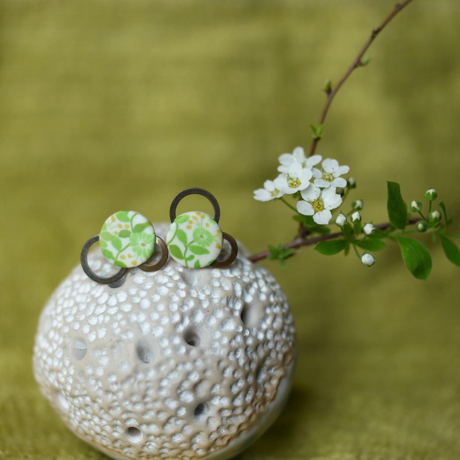 11prunes-doradille-clous-oreilles-laiton-motif-floral-vert-lime image 2