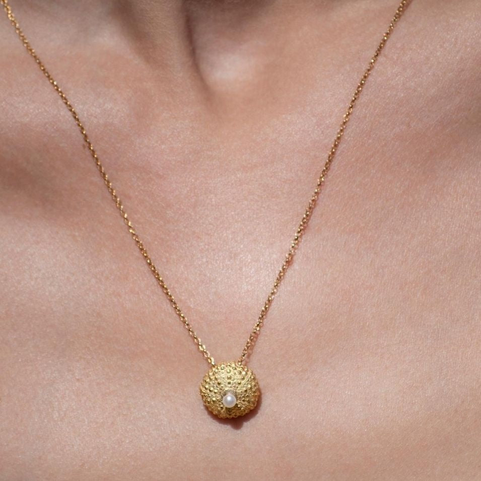 agapi-seastories-oursin-collier-perle-dor-41-cm image 2