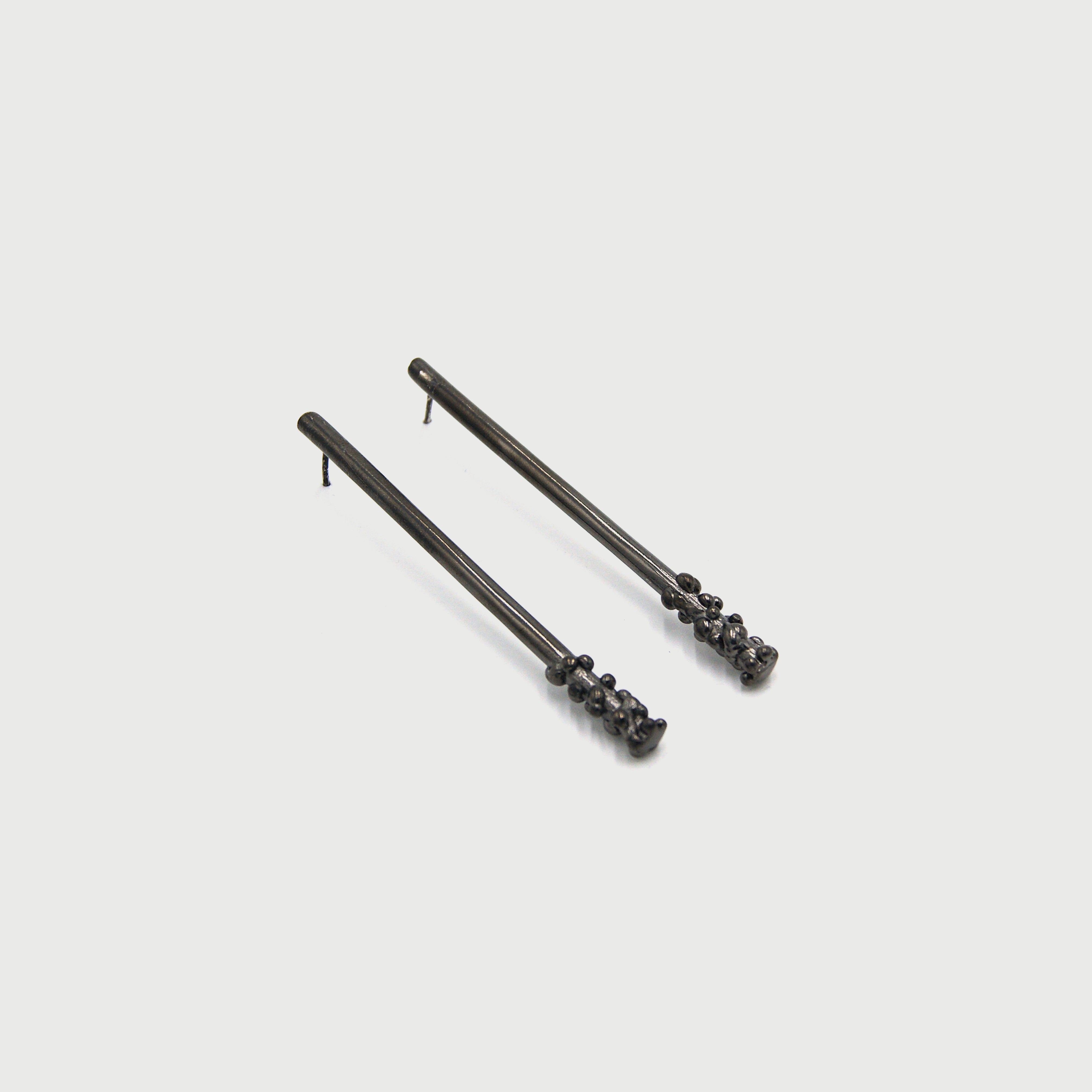 agapi-dropped-bubbles-long-line-boucles-d-oreilles-rhodium-noir image 1