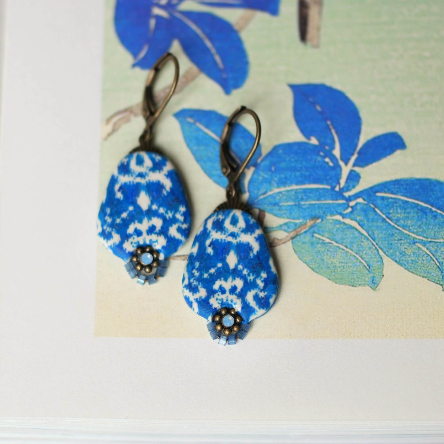 11prunes-nilufar-boucles-dormeuses-ikat-bleu-swarovski-4-3-cm image 1