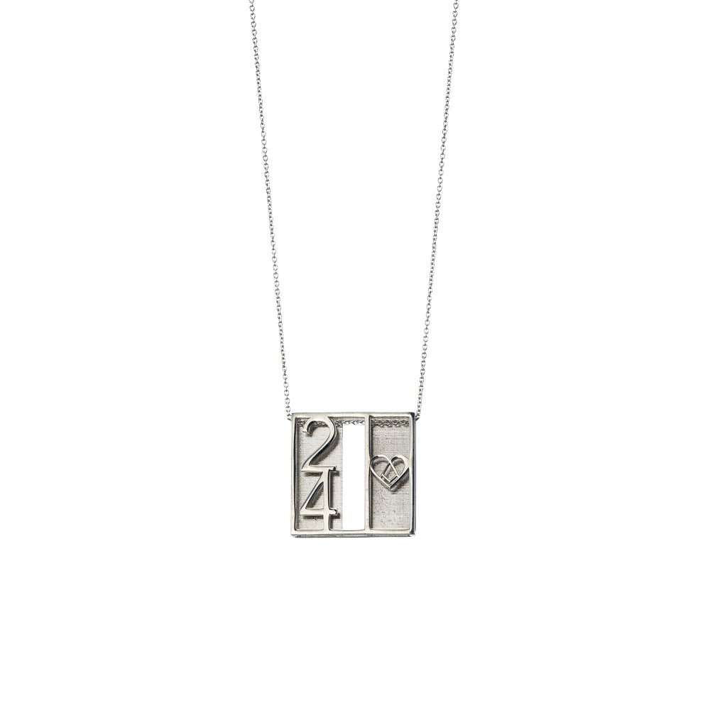 agapi-arcana-high-priestess-collier-noir-blanc-carr image 2