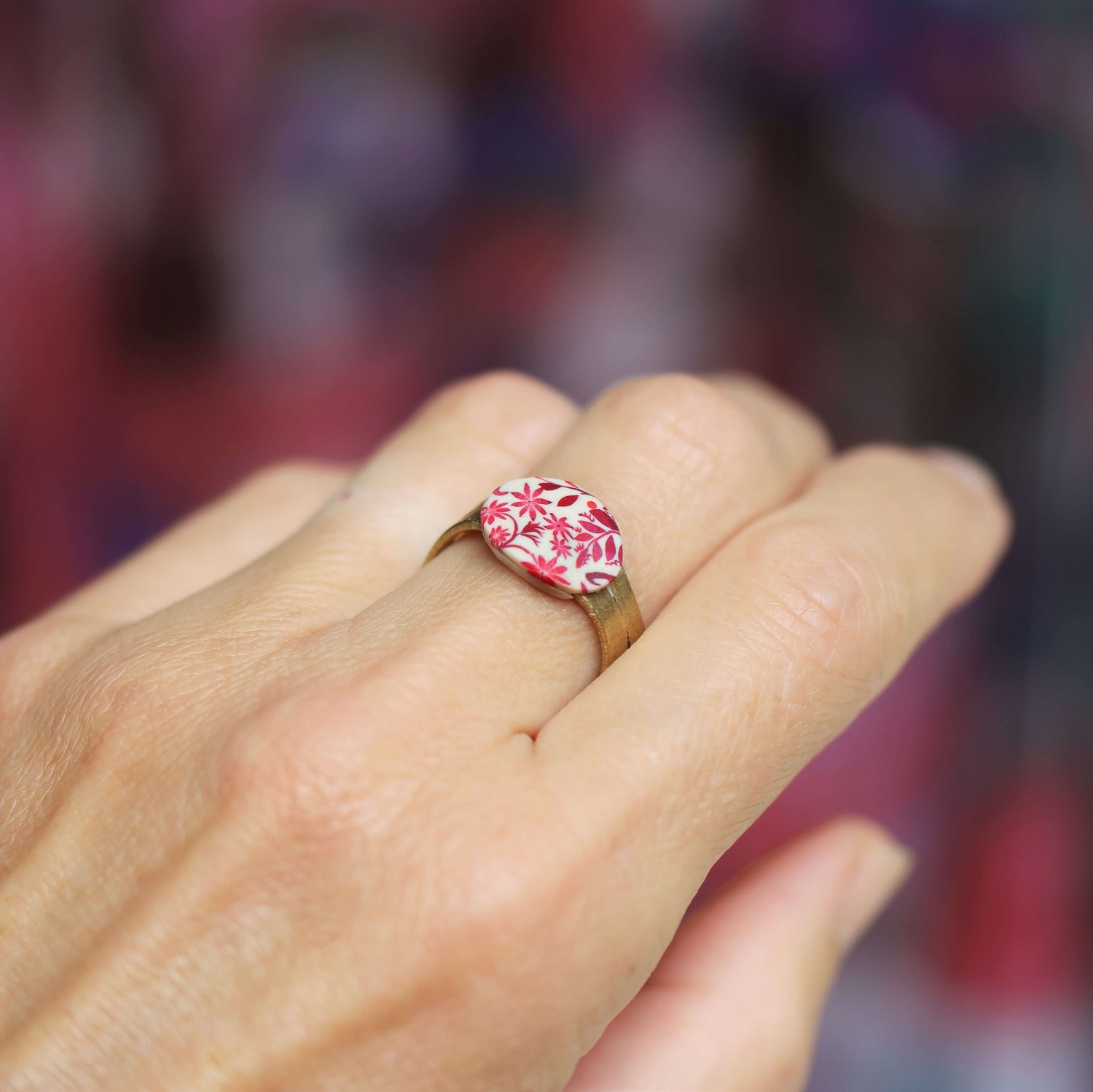 11prunes-astrance-bague-laiton-cabochon-floral-rouge-ajustable image 1