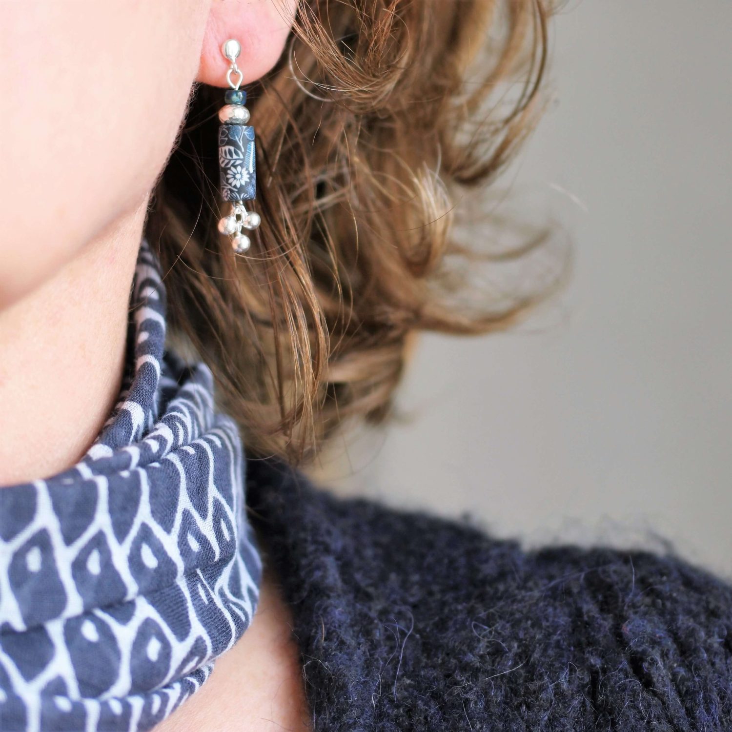 11prunes-hell-bore-boucles-d-oreilles-pendantes-bleu-blanc image 2
