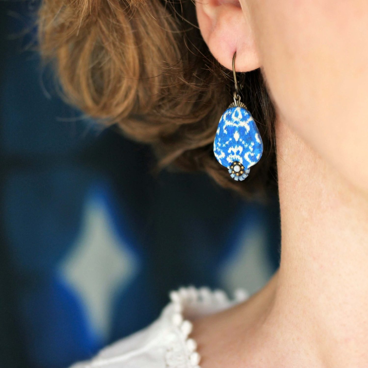 11prunes-nilufar-boucles-dormeuses-ikat-bleu-swarovski-4-3-cm image 2