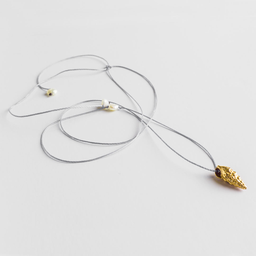 agapi-seastories-coquillage-collier-cordon-dor-perles image 1