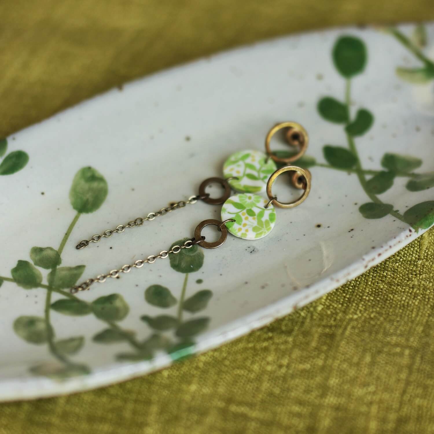 11prunes-doradille-boucles-pendantes-laiton-motif-floral-vert-lime image 4