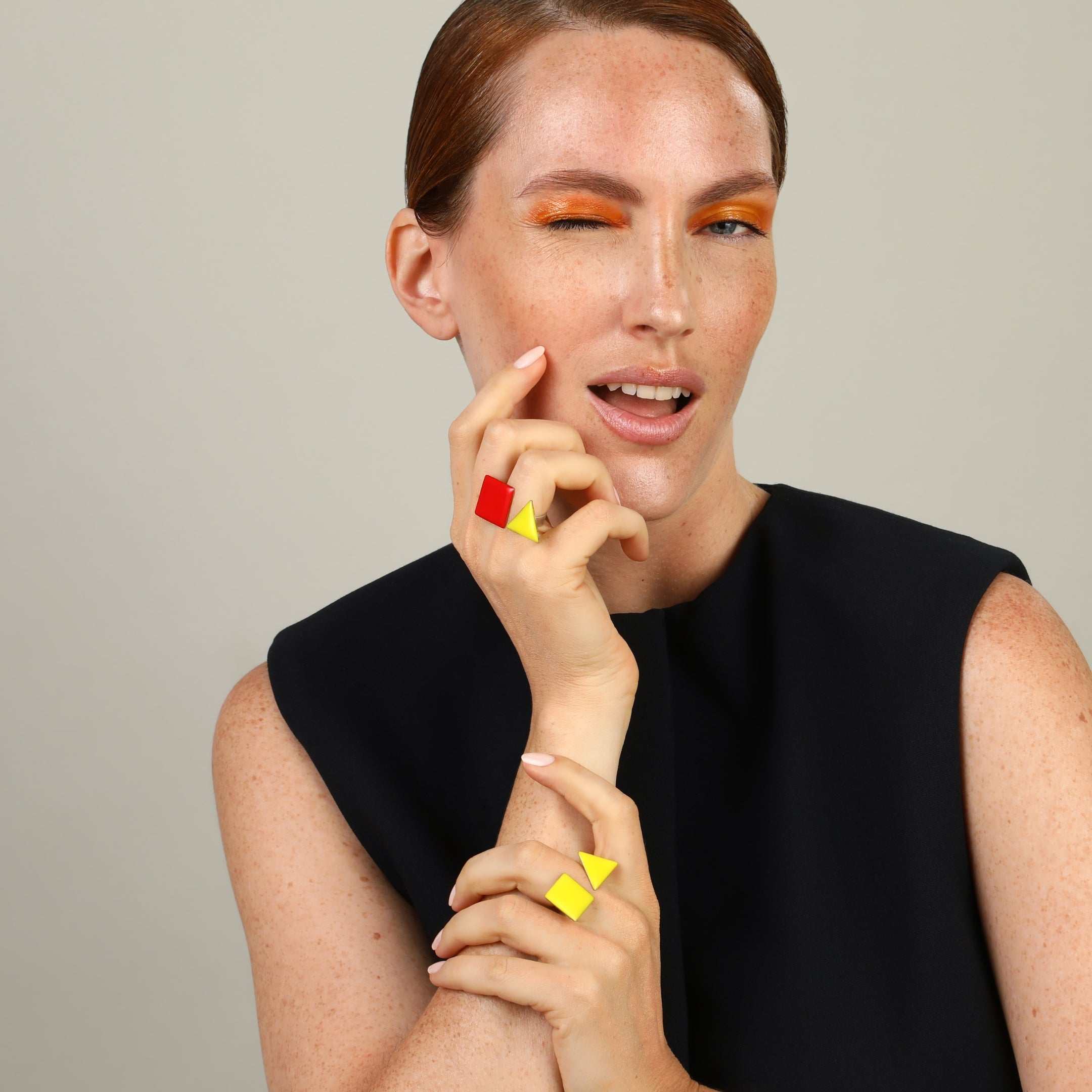 agapi-bau-jewels-carr-triangle-bague-r-glable-mail-jaune image 2