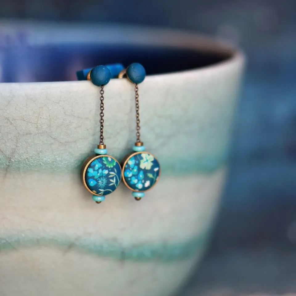 11prunes-amicie-boucles-pendantes-rondes-laiton-floral-vert image 1