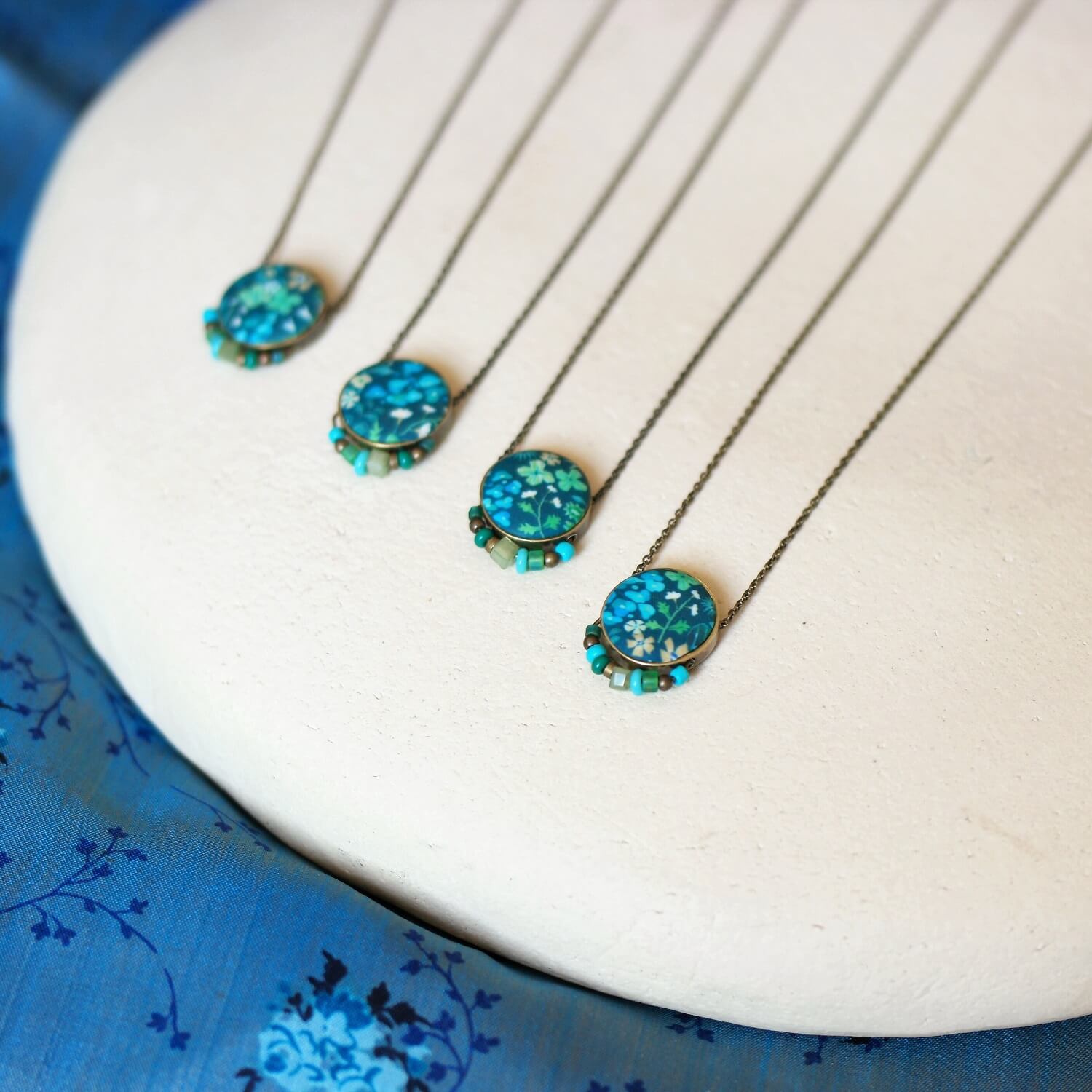 11prunes-amicie-collier-court-laiton-cabochon-floral-vert image 4